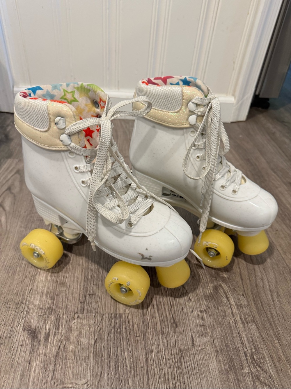 Kids White Roller Skates with Star-Print Collar